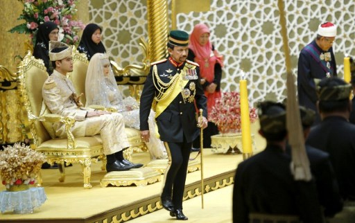 SULTAN. Brunei's Sultan Haji Hassanal Bolkiah (C) returns after giving blessing to the royal couple Princess Hajah Hafizah Sururul Bolkiah and her groom Pengiran Haji Muhammad Ruzaini (L) at the end of the sitting-in-state on royal dais ceremony. 