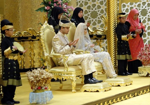 PRAYERS. The Royal couple Princess Hajah Hafizah Sururul Bolkiah and her groom Pengiran Haji Muhammad Ruzaini (L) prays at the end of the sitting-in-state on royal dais ceremony