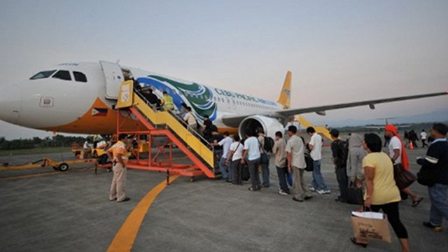 EXTENDED GROUND TIME. Government regulators want Cebu Pacific to extend to 45 minutes the time it spends offloading and loading passengers and inspecting its aircraft. Photo by AFP