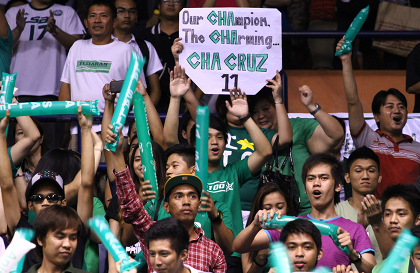 CHEERING CROWD. UAAP fans cheer for their DLSU volleyball superstar Cha Cruz. Josh Albelda.