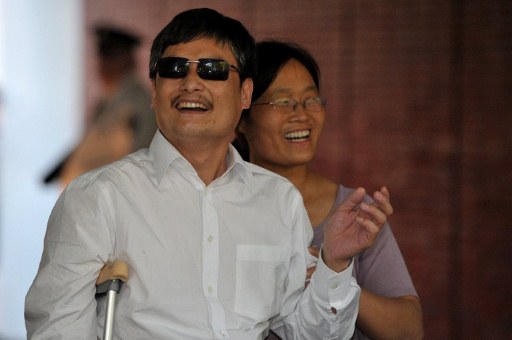 NEW LIFE IN U. S. Blind Chinese activist Chen Guangcheng ( L) and his wife Yuan Weijing smile upon their arrival at the New York University Village appartment complex in Manhattan in New York, May 19, 2012. AFP PHOTO / MLADEN ANTONOV