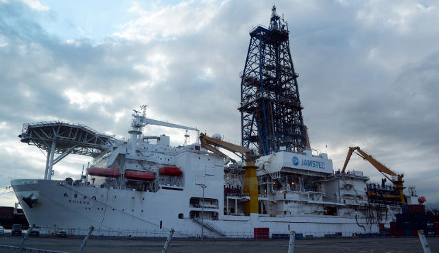 THE ORIGIN OF QUAKES. A Japan-led team of seismologists were setting off on the deep-sea drilling vessel 'Chikyu' September 13 on a mission to drill deep beneath the seabed in the search for the origin of earthquakes. AFP PHOTO / TOSHIFUMI KITAMURA