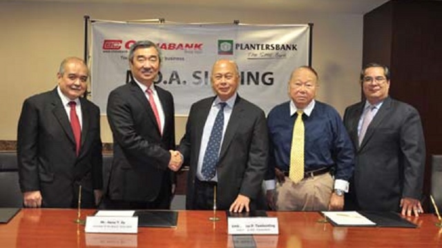 DEAL SEALED. China Bank chair Hans Sy (2nd from the left) and Plantersbank chair Jesus Tambunting shake hands after the MOA signing in Makati City. Photo courtesy of China Bank
