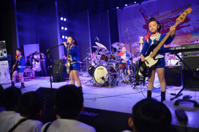 YOUNG AND ROCKING IT. These kids will can give famous rock acts out there a run for their money. Image by AFP PHOTO / WANG ZHAO