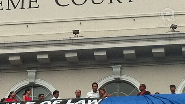 TEARY-EYED. A teary-eyed Chief Justice Renato Corona surprises supporters during a pro-Corona rally Thursday.