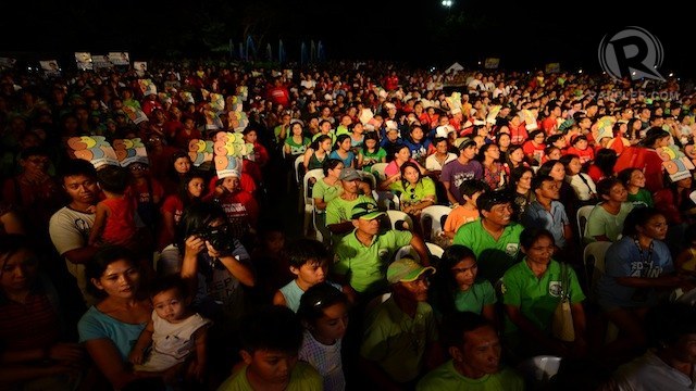 SUPPORTERS. Candidates' supporters and voters attend Rappler's first senatorial debate. Photo by Aya Lowe/Rappler