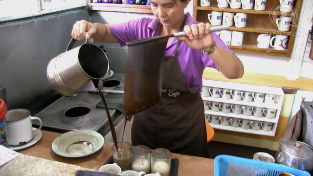 SLOW ROAST. Using a culador, the barista prepares cups of coffee according to the customer's specific orders: regular, strong, black, with or without milk. 