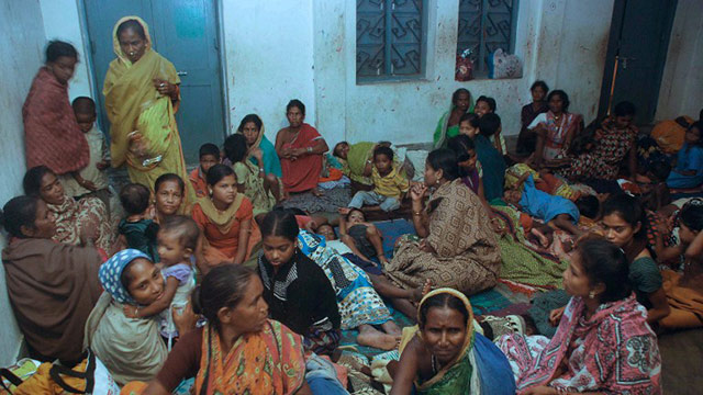 EVACUEES. India issues a red alert as a massive cyclone bore down on the east coast on October 12 forcing the evacuation of thousands of people. Photo from Agence France-Presse/Asit Kumar