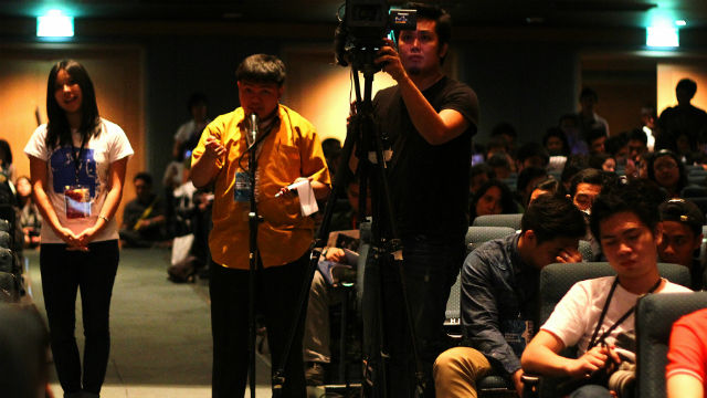 SHARED WISDOM. A student poses a question during an open forum at the 1st De La Salle University Student Media Congress, July 26-27. Contributed photo from DLSU-SMC