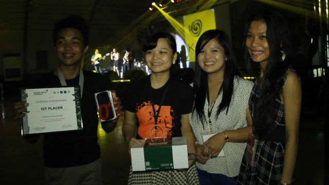 AWARDS. Clyde Antes (leftmost) from the DLS College of St. Benilde wins first place for Technical Writing. Photo from DLSU-SMC
