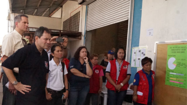 NO VACATION. DSWD secretary Dinky Soliman briefs international humanitarian organizations in Tacloban. Photo from DSWD