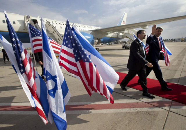 PACIFYING. US Secretary of State John Kerry walks alongside US Ambassador to Israel Dan Shapiro on November 8, 2013 at Ben Gurion airport. AFP PHOTO/POOL/JASON REED