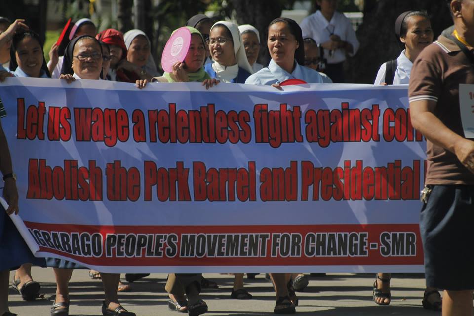 MARCH FOR CHANGE. Protesters in Davao City call for the abolition of the pork barrel. Photo by Photo by Bhong del Rosario 