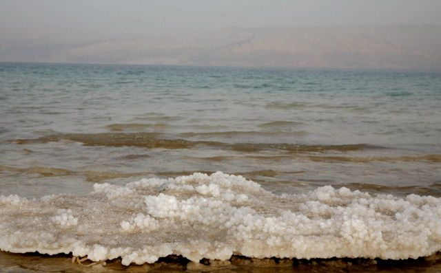 DEAD SEA. A picture taken on March 22, 2007 shows salt crystals on the coast of the Dead Sea, which reveals its receding water level. AFP PHOTO/GALI TIBBON