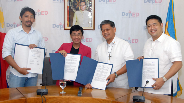 FOR THE FUTURE. DepEd Secretary Br. Armin Luistro (second from right) and Rappler CEO and Executive Editor Maria Ressa (second from left) lead the MOA signing for the 2013 Palarong Pambansa. Photo from DepEd. 