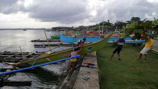 READY. Fishermen at a coastal village in Dolores, Eastern Samar haul their outrigger to safer ground on Nov 6 in preparation for Supertyphoon Yolanda.  Photo by Ken Lagarde