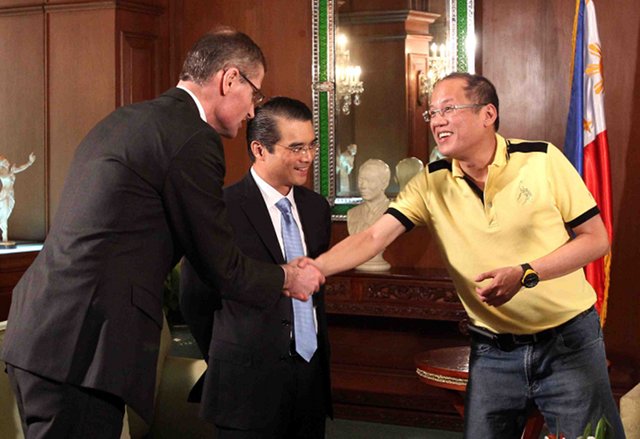 PRESIDENTIAL CALL. Energy Development Corporation (EDC) chairman emeritus Oscar Lopez and chairman and chief executive officer Federico Lopez, and Vestas Wind Systems president and chief executive officer Ditlev Engel paid a courtesy call on President Benigno S. Aquino III at Malacañan Palace on Friday, March 1. Photo by Malacañang bureau