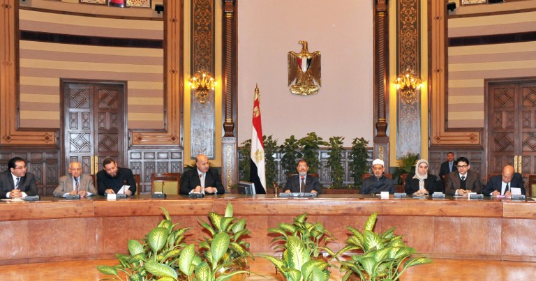 A handout picture released by the Egyptian presidency on December 8, 2012, shows Egyptian President Mohamed Morsi (Top C) meets with Sunni Islam's top authority and the head of Cairo's Al-Azhar university, Sheikh Mohammed Sayyed Tantawi (4th R) and other politicians. AFP PHOTO/HO/EGYPTIAN PRESIDENCY