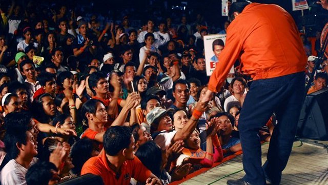 RETURN BOUT. Supporters greet former President Joseph Estrada at a rally during his bid to return to Malacañang in 2010. Photo from Estrada's Facebook page.