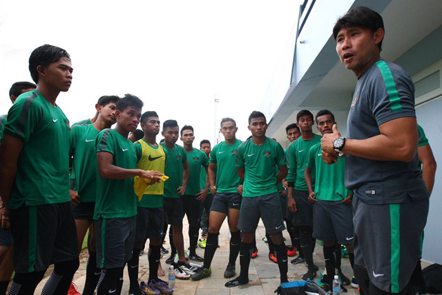 Eduard Tjong memimpin pasukan Garuda Jaya sebelum laga melawan Myanmar di Piala AFF U-19 2016 di Hanoi, Vietnam. Foto: Media Officer Timnas Indonesia.