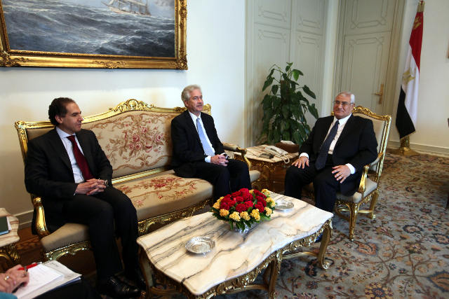 RETURN TO ELECTIONS? Egyptian interim President Adli Mansour (R) meets with US Deputy Secretary of State William Burns (C) and Egyptian Political Advisor Mustafa Hegazy (L) at the presidential palace, in Cairo, Egypt, 15 July 2013. Burns is the first US official to visit Cairo since the army overthrew Islamist president Mohamed Morsi. EPA/KHALED ELFIQI