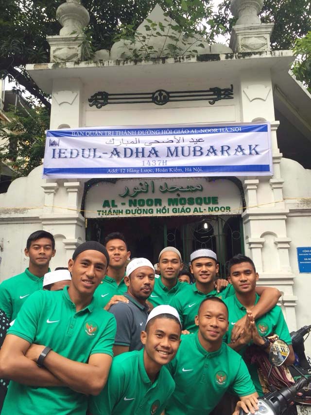 Sebelum bertanding, tim sempat bersama-sama menunaikan Salat Idul Adha di masjid setempat. Foto: Media Officer Timnas