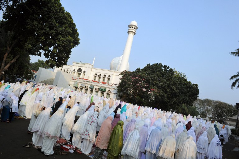 Indonesian Muslim women pray at the Al-Azhar mosque in Jakarta on the first day of Eid'l Fitr on August 19, 2012, to mark the end of the holy fasting month of Ramadan. Muslim devotees in Indonesia, the world's most populous Muslim country, celebrate Eid'l Fitr to mark the end of Ramadan with traditional day-long family festivities and feasting. AFP PHOTO / ROMEO GACAD