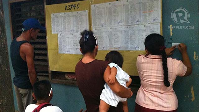 EARLY BIRDS. Voters showed up as early as 6 am at Guadalupe Elem School in Cebu City to check voter lists. Photo by Ayee Macaraig/RAPPLER