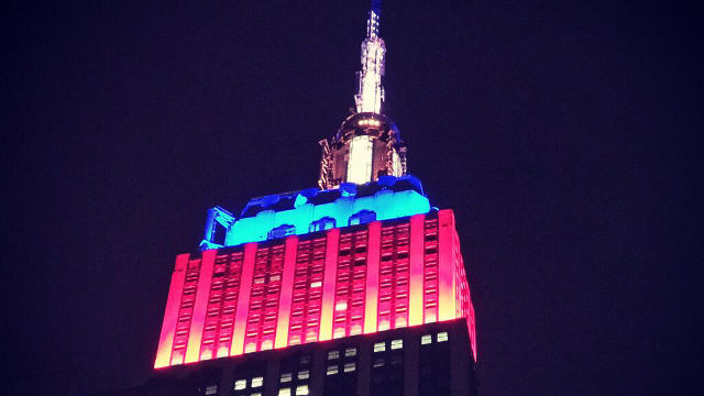 LIGHTS AGAINST ADVERSITY. The Empire State Building lights up as the Philippine flag to bring awareness of Haiyan to more New Yorkers. Photo by Michael Josh Villanueva/Rappler