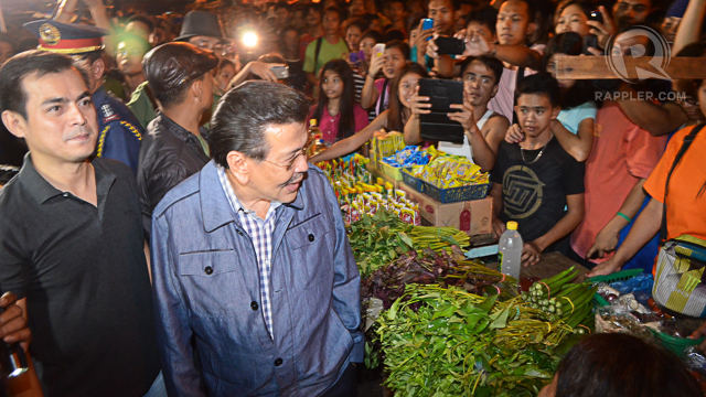 'EXPERIMENTAL' MOVE. Manila Mayor Erap Estrada and Vice Mayor Isko Moreno visit the Divisoria night market on August 16, Friday. Photo by Rappler/Mark Demayo