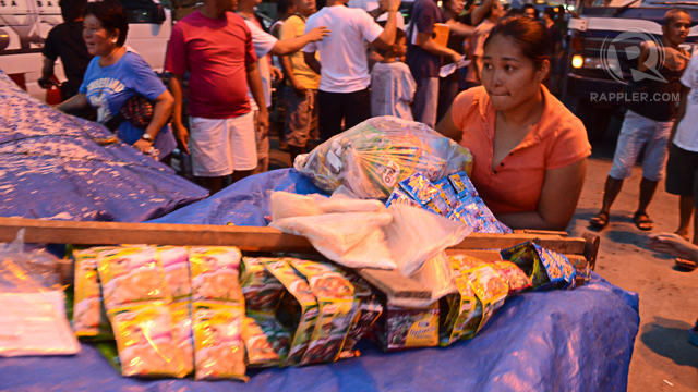 ADJUSTING. Vendors move their carts around on Friday, August 16, the first night of the "experimental" night market. Photo by Rappler/Mark Demayo