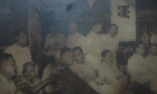GATHERING. Later in life, Espiridiona 'Nonay' Bonifacio (left) attended gatherings hosted by historians and entrepreneurs in honor of her brother Andres. Actual photo kept by 4th generation descendants