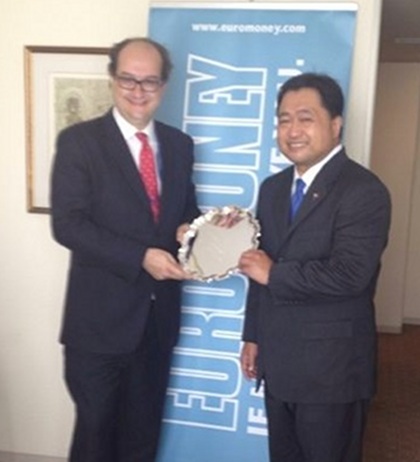 Euromoney editor Clive Horwood (left) and Finance Minister of 2012 Cesar Purisima. Photo taken from Purisima's Twitter account