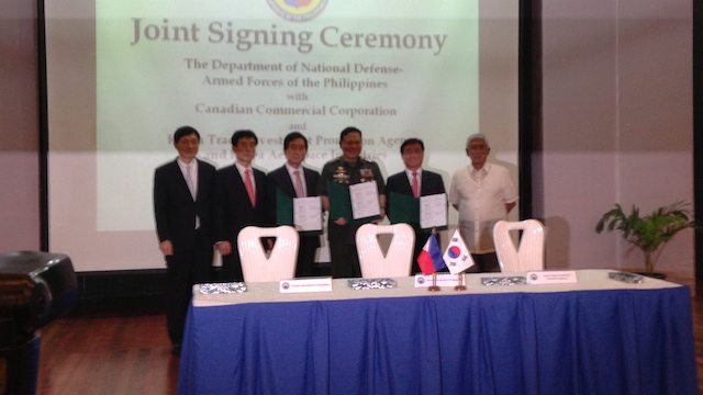SIGNING: South Korea Ambassador Lee Hyuk with Defense Secretary Voltaire Gazmin and AFP chief General Emmanuel Bautista