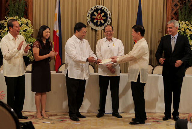 SEALED. President Aquino witnesses the turnover by Ayala Land President Antonino Aquino to Finance Secretary Cesar Purisima of a check representing initial payment of about P22 billion for the FTI property. They are with Public Works Secretary Rogelio Singson, Taguig Mayor Lani Cayetano and Ayala Land Chairman Fernando Zobel de Ayala. Photo by Malacañang bureau 