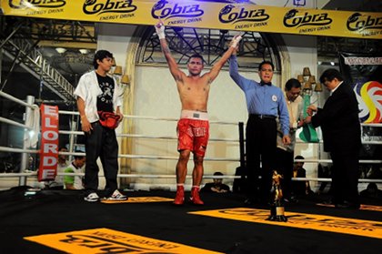 LAURENTE RETAINS TITLE. Dennis Laurente defeated Eusebio Baluerte to retain his Philippine welterweight title, via 12th round knock out. March 25, 2012. Hanz Lustre.