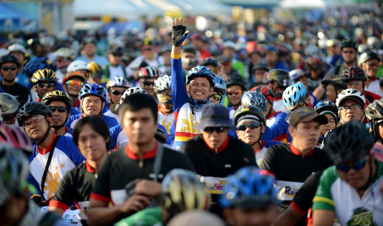 FOR NATURE. Cycling enthusiasts participate in the 14th Tour of the Fireflies in Manila on November 18, 2012. AFP PHOTO/NOEL CELIS