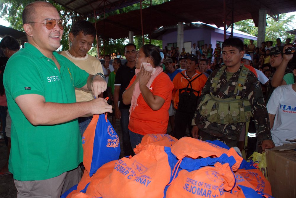 SARANGANI GOVERNOR. In this file photo, Sarangani Governor Steve Solon hands out relief goods to flashflood victims. Photo from Sarangani Information Office