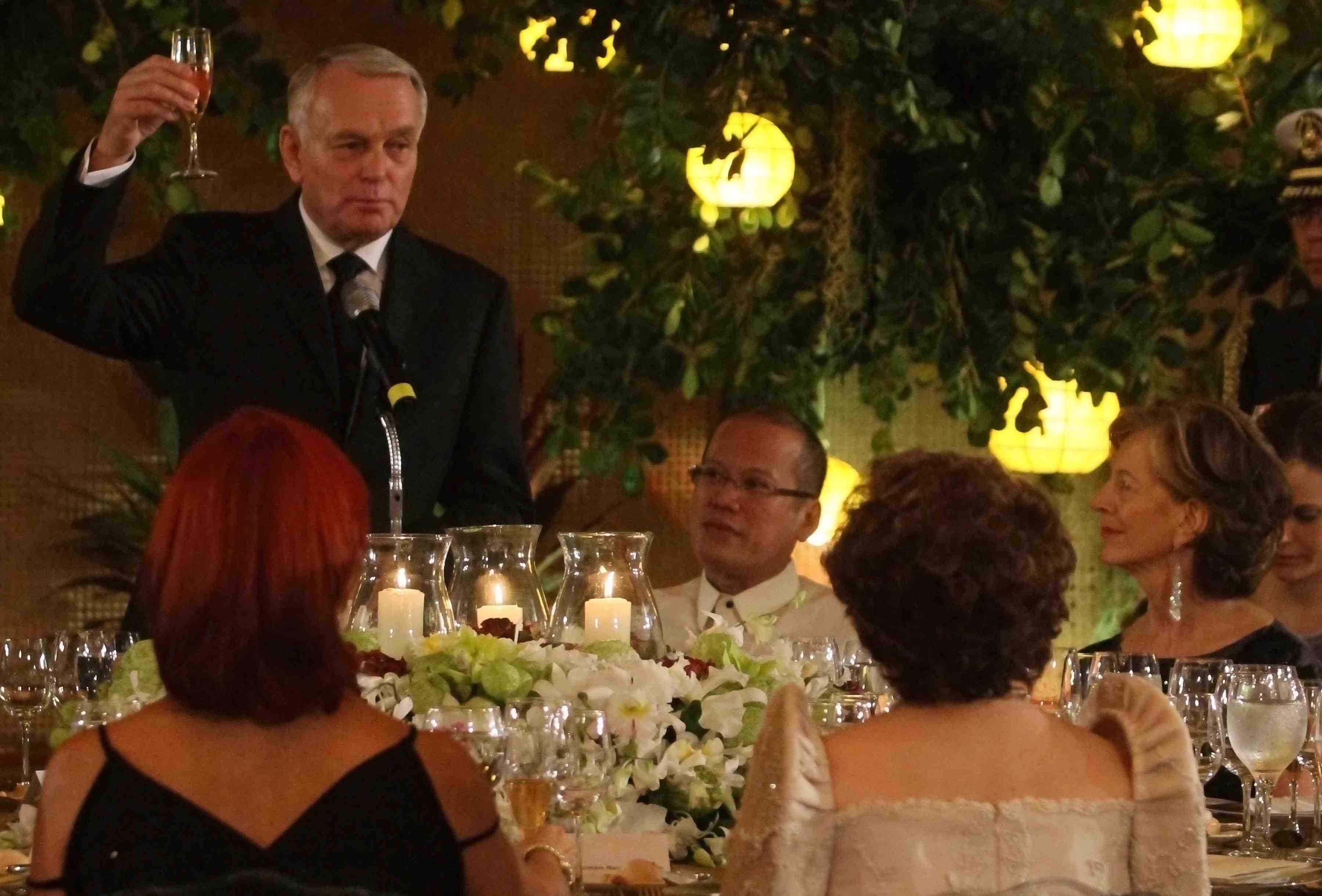 STATE VISIT. French Prime Minister Jean-Marc Ayrault and Philippine President Benigno S. Aquino III in a state dinner in Rizal Hall, Malacañan Palace on October 19, 2012. Photo from Malacañang Photo Bureau.