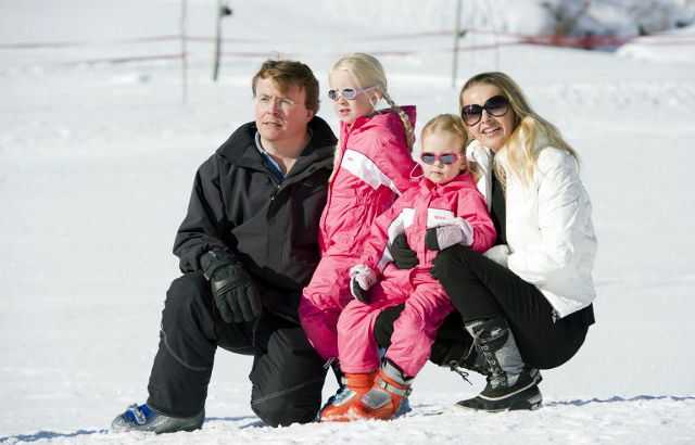 A file picture taken on February 19, 2011 shows Dutch Prince Friso and Princess Mabel together with their daughters Luana and Zaria in the western Austrian ski resort of Lech. Dutch Prince Johan Friso, brain-damaged by an avalanche on February 17, 2012, died on August 12, 2013, 18 months after his ski accident. AFP PHOTO / ANP / ROYAL IMAGES / FRANK VAN BEEK