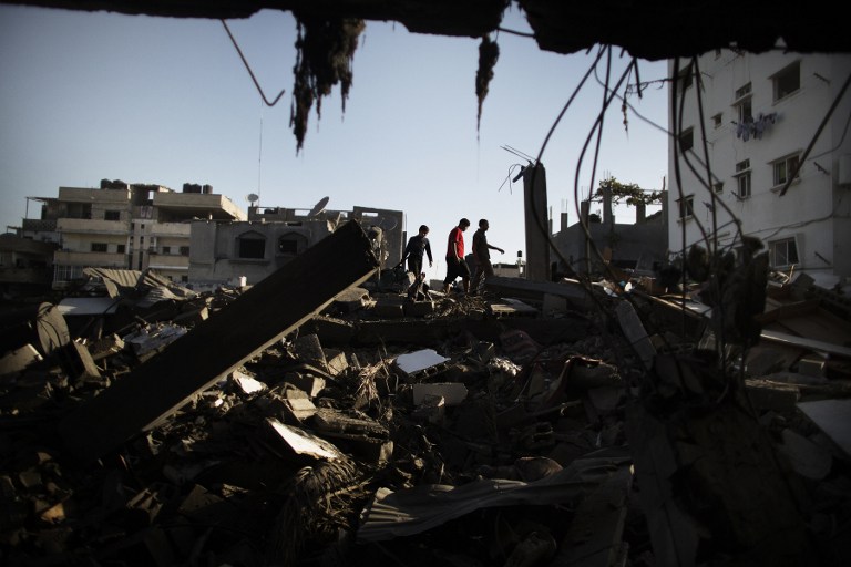 GAZA DAMAGE. Palestinians salvage for belongings from their destroyed houses following overnight Israeli air strikes on the village of Beit Lahia in the northern Gaza Strip on November 18, 2012. AFP PHOTO/MARCO LONGARI