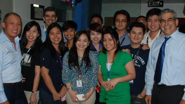 TALK TO GLOBE. The Talk2Globe community managers and Globe's heads posing for the camera. Photo from Globe.