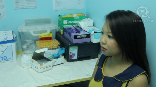 HIV TESTING Rappler's Devon Wong gives a walkthrough of HIV testing. Photo by Franz Lopez