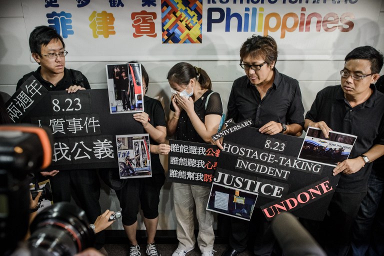 DEMAND FOR APOLOGY. A woman (C) amongst survivors and relatives of eight Hong Kong tourists who were killed exactly two years ago in a 2010 Philippine bus hostage fiasco in Manila cries as they gather outside the Philippines consulate in Hong Kong to demand an apology on August 23, 2012. The families had travelled to Manila in 2011 to press their case, but Philippine President Benigno Aquino however had ruled out an apology although he maintained he regretted the incident. AFP PHOTO / Philippe Lopez