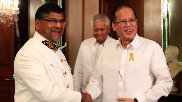 FORMALITIES. Ahmad (R) presenting his credentials to President Benigno Aquino Jr.
