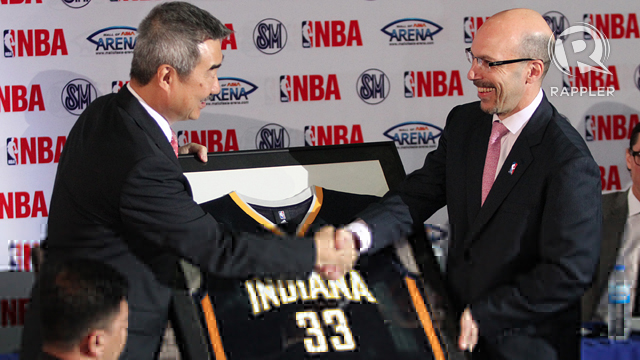 CONFIRMED. NBA Asia's Scott Levy hands SM Group's Hans Sy an autographed jersey of the Indiana Pacers' Danny Granger. Photo by Josh Albelda/Rappler
