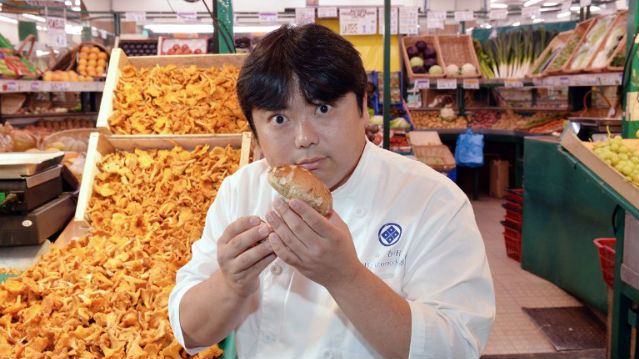 YUM? Japanese chef Harumoto Hagi smells mushrooms for ingredients in Paris. AFP Photo