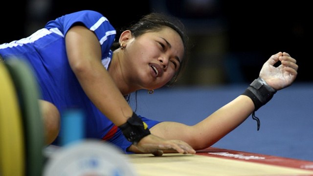 NO LIFT. Philippine's Hidilyn Diaz fails an attemp in the weightlifting women's 58kg group B event at The Excel Centre in London on July 30, 2012, during the London 2012 Olympic Games. AFP.