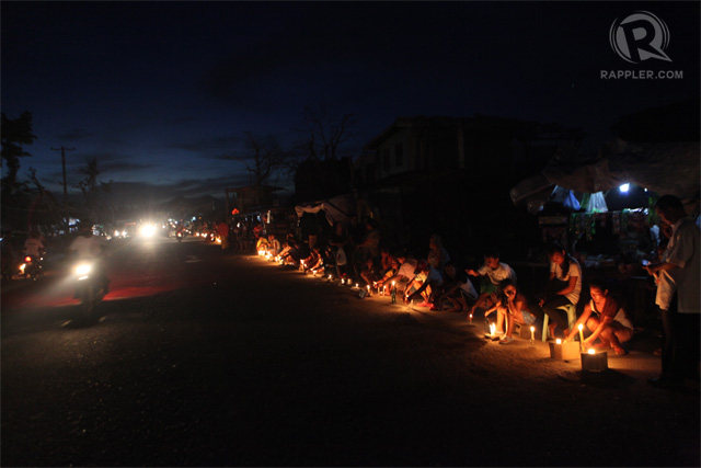 IN MEMORY. Tacloban City residents light candles in memory of their dead 40 days after Typhoon Haiyan. Photo by Geric Cruz