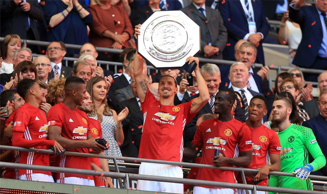Ibra mengangkat trofi Community Shield. Foto: Manchester United Official Twitter Account